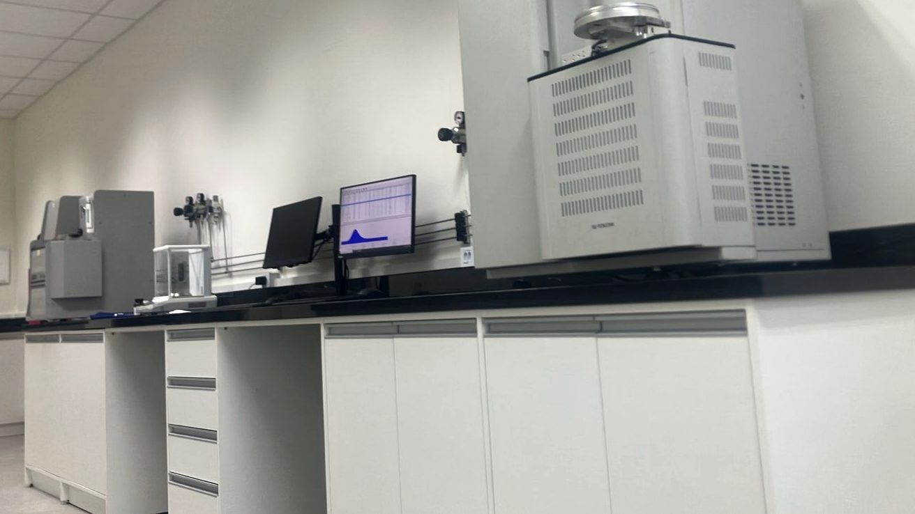 Analisador de proteína Dumas CKIC 5E-TCN2200 no showroom DumasLab do Grupo Thot em Joinville