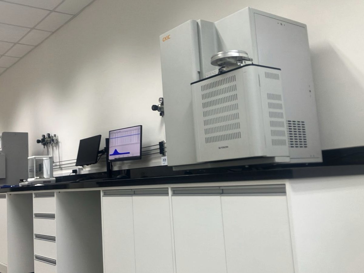 Analisador Dumas CKIC 5E-TCN2200 em bancada de laboratório