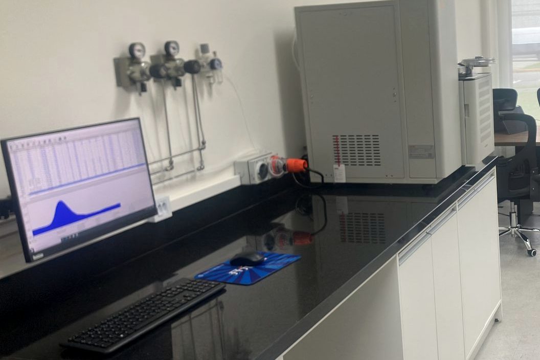 Analisador Dumas em bancada no showroom DumasLab do Grupo Thot em Joinville