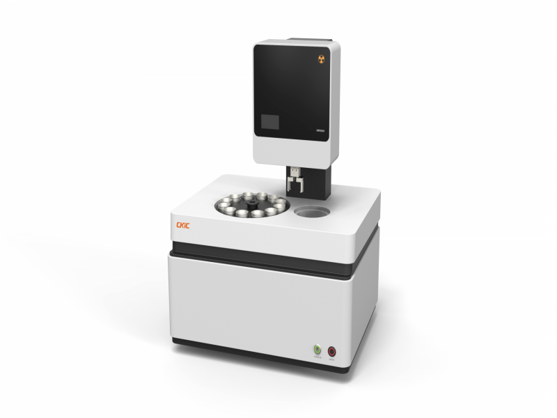 Espectrômetro EDXRF com carregador automático de 12 amostras. Análise qualitativa e quantitativa de Na a U em amostras sólidas, pó ou líquidas. 1 a 15 min por amostra.